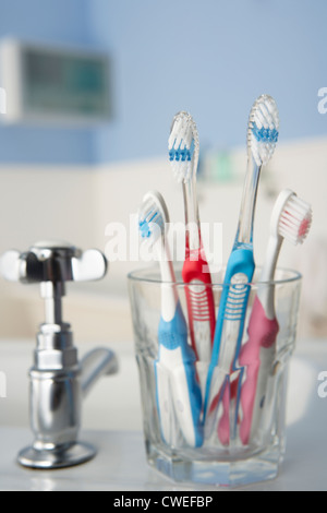 Des brosses à dents dans la salle de bains Banque D'Images