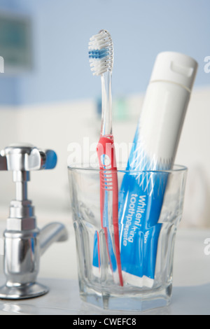 Brosse à dents et dentifrice Banque D'Images