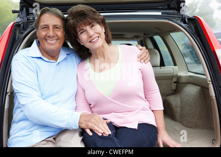 Senior Hispanic couple extérieur avec voiture Banque D'Images