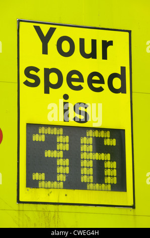 Les conducteurs d'avertissement électronique de leur vitesse avant d'atteindre la zone de radars Leeds UK Banque D'Images