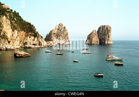 Capri, avec vue sur les Faraglioni cliffs Banque D'Images