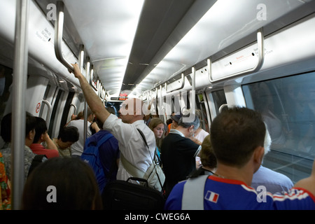 Zurich - les passagers dans l'aéroport Kloten Skymetro Banque D'Images