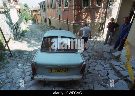 Un Trabi dans la vieille ville de Plovdiv, Bulgarie Banque D'Images