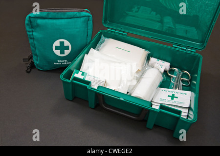Une trousse de premiers secours standard vert, utilisé pour fournir d'urgence un traitement d'urgence à l'école, au travail ou à la maison. Banque D'Images