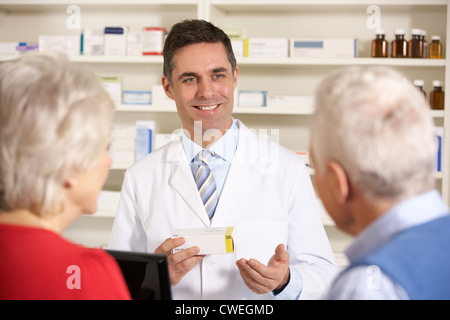 Pharmacien américain avec senior couple in pharmacy Banque D'Images