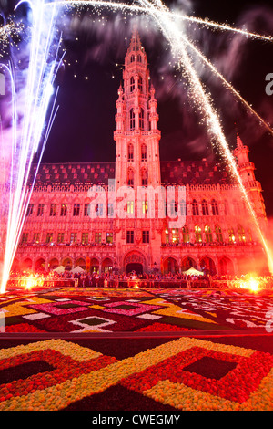 D'artifice et Spectacle son et lumière à l'ouverture de 2012 tapis de fleurs, Tapis de Fleurs, en face de l'Hôtel de Ville en Grand-Place de Bruxelles Banque D'Images