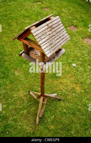 Une station d'alimentation d'oiseaux d'oiseaux ou de table dans un jardin de banlieue, utilisé pour nourrir les oiseaux pendant l'hiver Banque D'Images