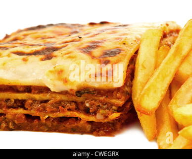 Une lasagne traditionnelle faite avec du bœuf haché sauce bolognaise et trois couches de pasta, lasagne en anglais Banque D'Images