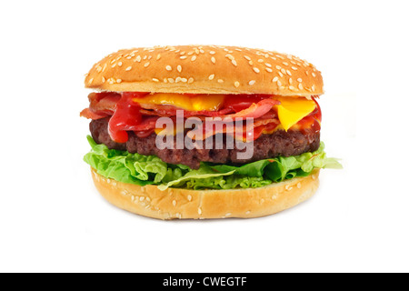 Bacon Cheeseburger gastronomique maison populaire un hamburger au bacon et fromage empilés à l'intérieur d'un pain aux graines de sésame Banque D'Images