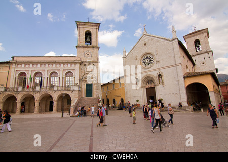 Hôtel de ville et la Basilique de Saint Benoît datant du 13e siècle à Norcia Ombrie Italie Banque D'Images