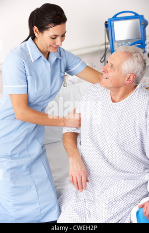 Nurse helping patient de sexe masculin dans l'accident et d'urgence au Royaume-Uni Banque D'Images