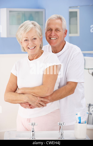 Senior couple hugging in bathroom Banque D'Images