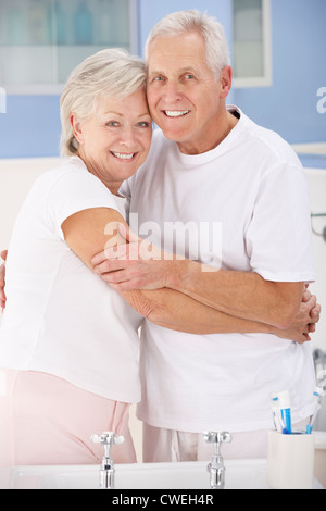 Senior couple hugging in bathroom Banque D'Images