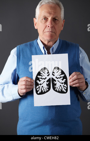 Senior man holding dessin à l'encre des poumons Banque D'Images