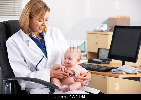 American doctor examining baby Banque D'Images