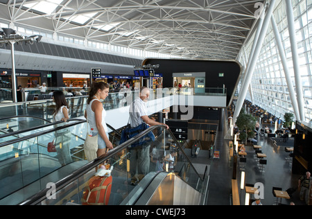 Zurich - vue de l'intérieur du centre côté piste de l'aéroport de Kloten Banque D'Images