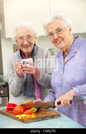 Les femmes âgées la préparation de repas ensemble Banque D'Images