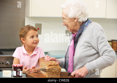 Grand-mère et petite-fille de préparer un repas dans la cuisine Banque D'Images