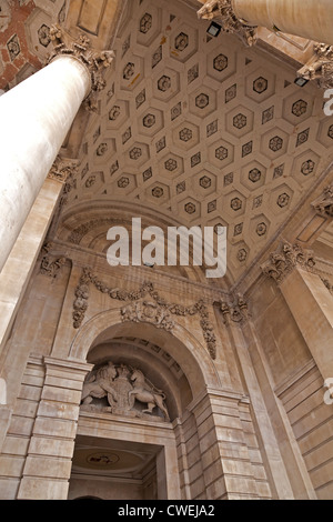 À l'avant du portique Royal Exchange Banque D'Images