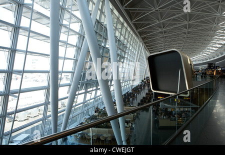 Zurich - vue de l'intérieur du centre côté piste de l'aéroport de Kloten Banque D'Images