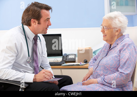 UK GP parler aux patients senior woman Banque D'Images