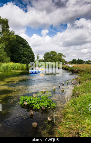 La rivière Test à Stockbridge, Hampshire - Angleterre Banque D'Images