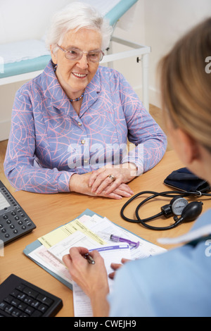 Femme Senior patient avec infirmière britannique Banque D'Images