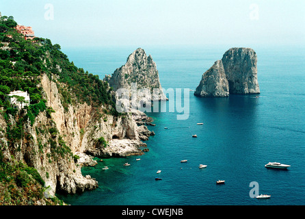 Capri, avec vue sur les Faraglioni cliffs Banque D'Images