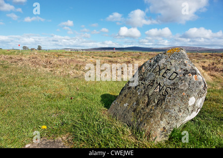 Pierre tombale d'Jacobite Clans mixtes sur le site de la bataille de Culloden, près d'Inverness, Highland, Scotland, UK Banque D'Images