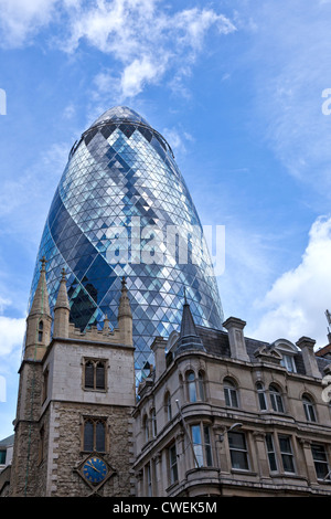 Le Gherkin juxtaposée à l'église St Katherine Cree dans Leadenhall Street Banque D'Images