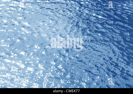 Abstract blue surface de l'eau reflétant la lumière du soleil en arrière-plan approprié Banque D'Images