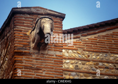 St Cyprien France Languadoc & Roussillon Gargoyle/ figures grotesques sur le côté d'un immeuble Banque D'Images