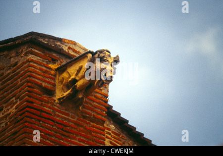 St Cyprien France Languadoc & Roussillon Gargoyle/ figures grotesques sur le côté d'un immeuble Banque D'Images