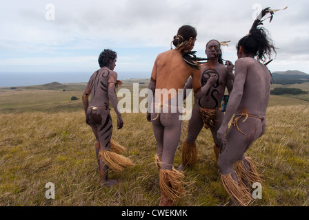 Guerriers Rapa Nui en costume traditionnel, la peinture leur corps en préparation pour le Haka Pei la concurrence, l'île de Pâques. Banque D'Images