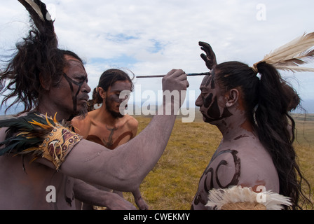 Peindre le visage des guerriers en préparation de l'Haka Pei concurrence - l'île de Pâques. Banque D'Images