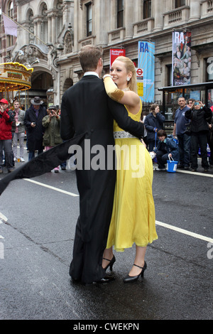 Couple dancing à une valse lente au milieu de Piccadilly au cours des célébrations au Queen's Diamond Jubilee London, 2012 Banque D'Images