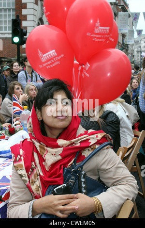 Jeune femme indienne en regardant les événements sur grand écran TV de Piccadilly Circus au Queen's Diamond Jubilee London, 2012 Banque D'Images