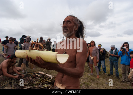 Bénédiction de la nourriture pour chaman Haka Pei concurrents en tant que touristes et membres de la tribu. L'île de Pâques. Banque D'Images