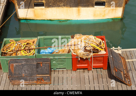 Bateau de pêche, les filets de pêche et des cordages sur la jetée. Banque D'Images