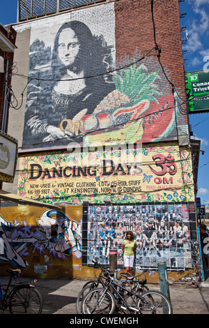 Mur de Graffiti's Toronto multiculturel historique célèbre Kensington Market près de Spadian et Dundas Sts. L'Ontario à Toronto;;Canada Banque D'Images