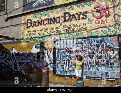 Mur de Graffiti's Toronto multiculturel historique célèbre Kensington Market près de Spadian et Dundas Sts. L'Ontario à Toronto;;Canada Banque D'Images