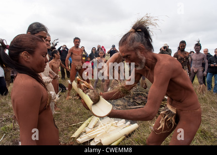 Jeune femme chaman bénédiction Haka Pei concurrent avant l'événement. L'île de Pâques Banque D'Images