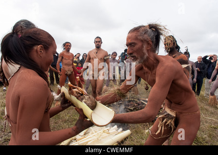 Shaman offrant de la nourriture aux jeunes femmes concurrent - Haka Pei - Île de Pâques Banque D'Images