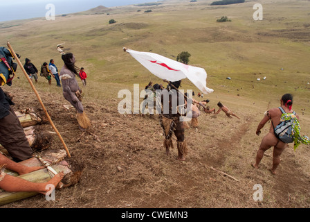 Les guerriers et les touristes regardant concurrent course sur volcan de bananier - traîneau Haka Pei - Île de Pâques Banque D'Images