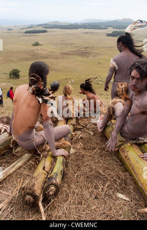 Regardant vers le bas la race de guerriers concurrent volcan sur bananier - traîneau Haka Pei - Île de Pâques Banque D'Images