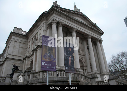 L'avant de galerie d'art Tate Britain avec panneau pour exposition Francis Bacon Banque D'Images