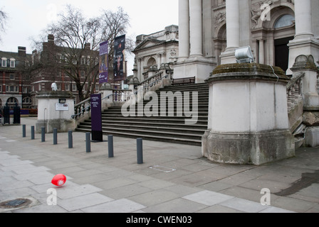 Étapes à l'avant de galerie d'art Tate Britain avec un ballon rouge sur la chaussée Banque D'Images