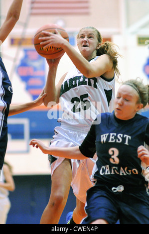 Les lecteurs de basket-ball à travers la peinture et sur le dos d'un défenseur lors d'un jeu secondaire. USA. Banque D'Images