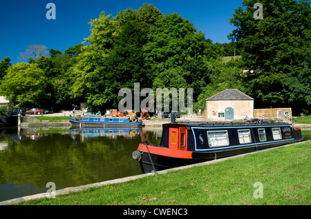 Bateaux étroits sur Kennet and Avon Canal Dundas près de Bath en Angleterre Somerset Banque D'Images