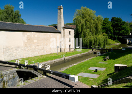 Verrouillage inférieur et station de pompage sur le canal Kennet et Avon, Widcombe, Bath, Somerset, Angleterre, ROYAUME-UNI. Banque D'Images